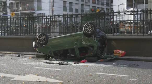 Un auto perdió el control, chocó con un colectivo y volcó en Caballito: hay cinco heridos