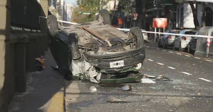 Un auto perdió el control, chocó con un colectivo y volcó en Caballito: hay cinco heridos
