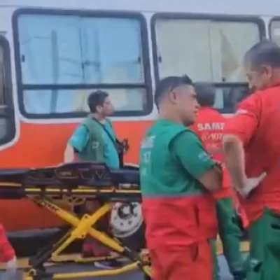 Violento choque entre un micro escolar y un camión: varios menores heridos