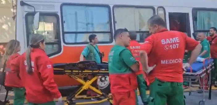 Violento choque entre un micro escolar y un camión: varios menores heridos