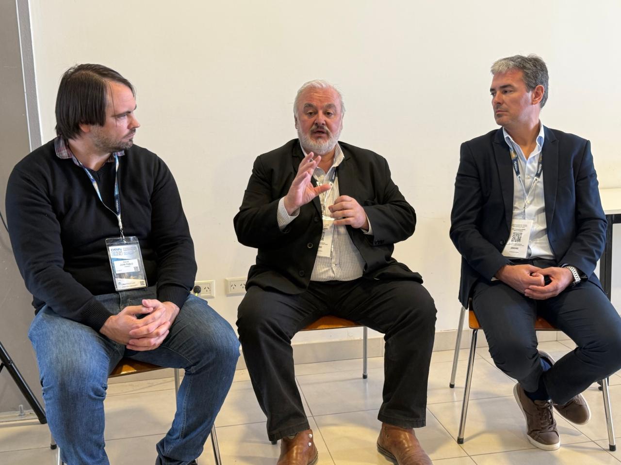  El coordinador regional de Vinculación Tecnológica del CONICET, Juan Pablo Cevoli, el titular de Comodoro Conocimiento, Rubén Zárate y el empresario Martín Cerdá, en la mesa 