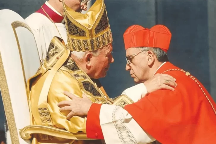  Jorge Bergoglio junto a Juan Pablo II.