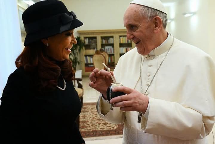  Cristina le obsequió al Papa un set de mate que hizo la artesana Raquel Morales, de la localidad bonaerense de Moreno.