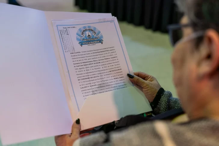 Othar Macharashvili encabezó una nueva entrega de títulos de propiedad