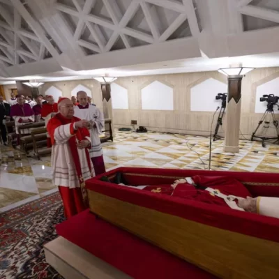 El Vaticano difundió las primeras imágenes del féretro del papa Francisco