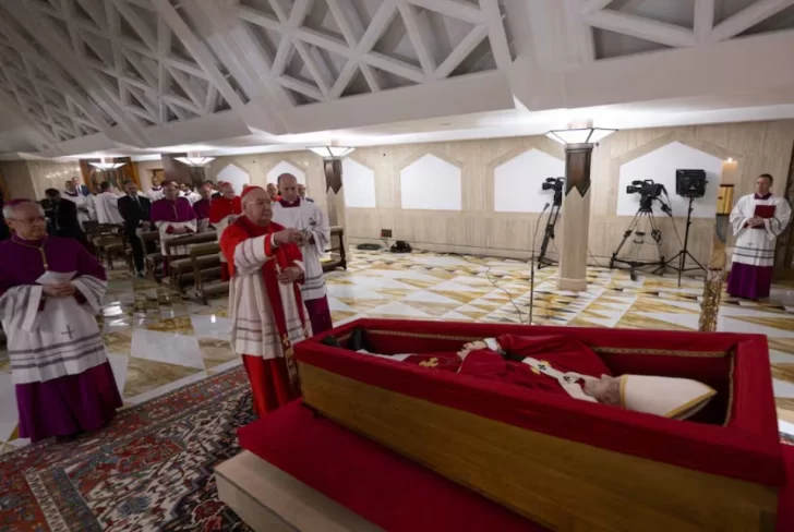 El Vaticano difundió las primeras imágenes del féretro del papa Francisco