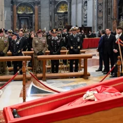 Cerró la capilla ardiente y empieza la ceremonia del cierre del féretro del Papa Francisco