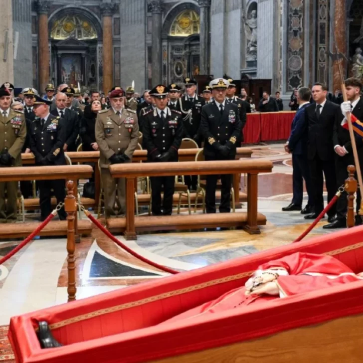 Cerró la capilla ardiente y empieza la ceremonia del cierre del féretro del Papa Francisco