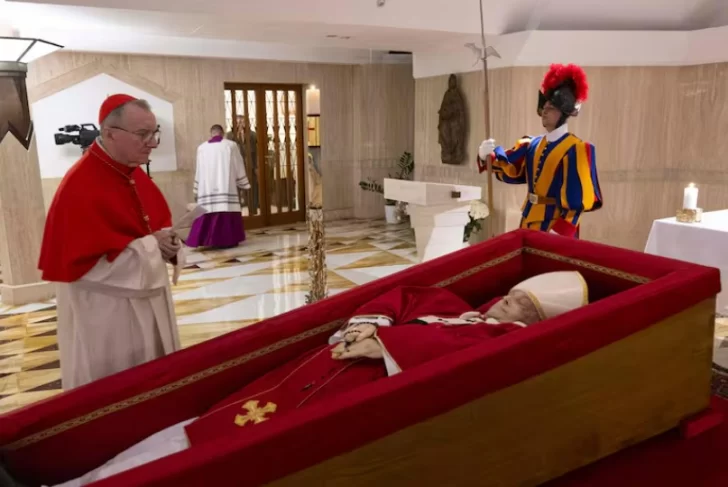El Vaticano difundió las primeras imágenes del féretro del papa Francisco