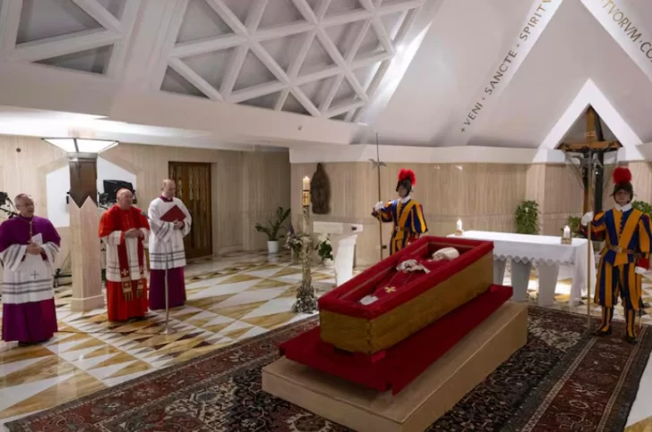 El Vaticano difundió las primeras imágenes del féretro del papa Francisco