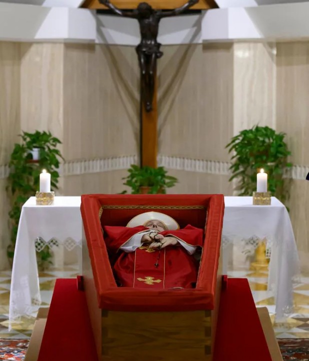 El Vaticano difundió las primeras imágenes del féretro del papa Francisco
