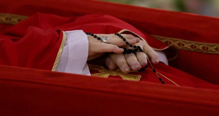 El Vaticano difundió las primeras imágenes del féretro del papa Francisco