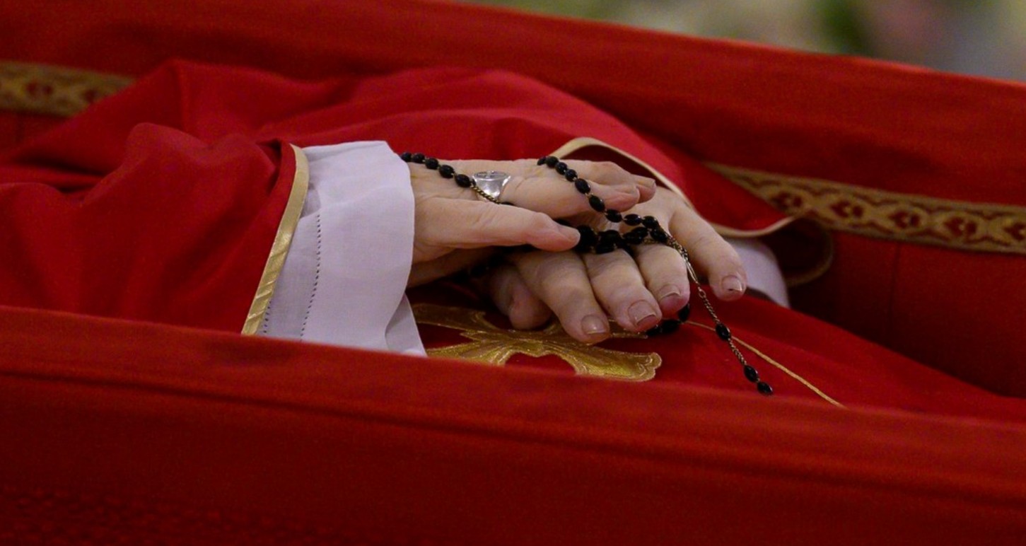 El Vaticano difundió las primeras imágenes del féretro del papa Francisco