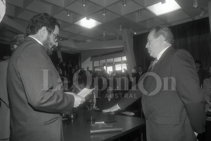 Roque Wilfredo Ocampo le toma juramento como diputado provincial a Fernando Roque Wilfredo Ocampo le toma juramento como diputado provincial a Fernando