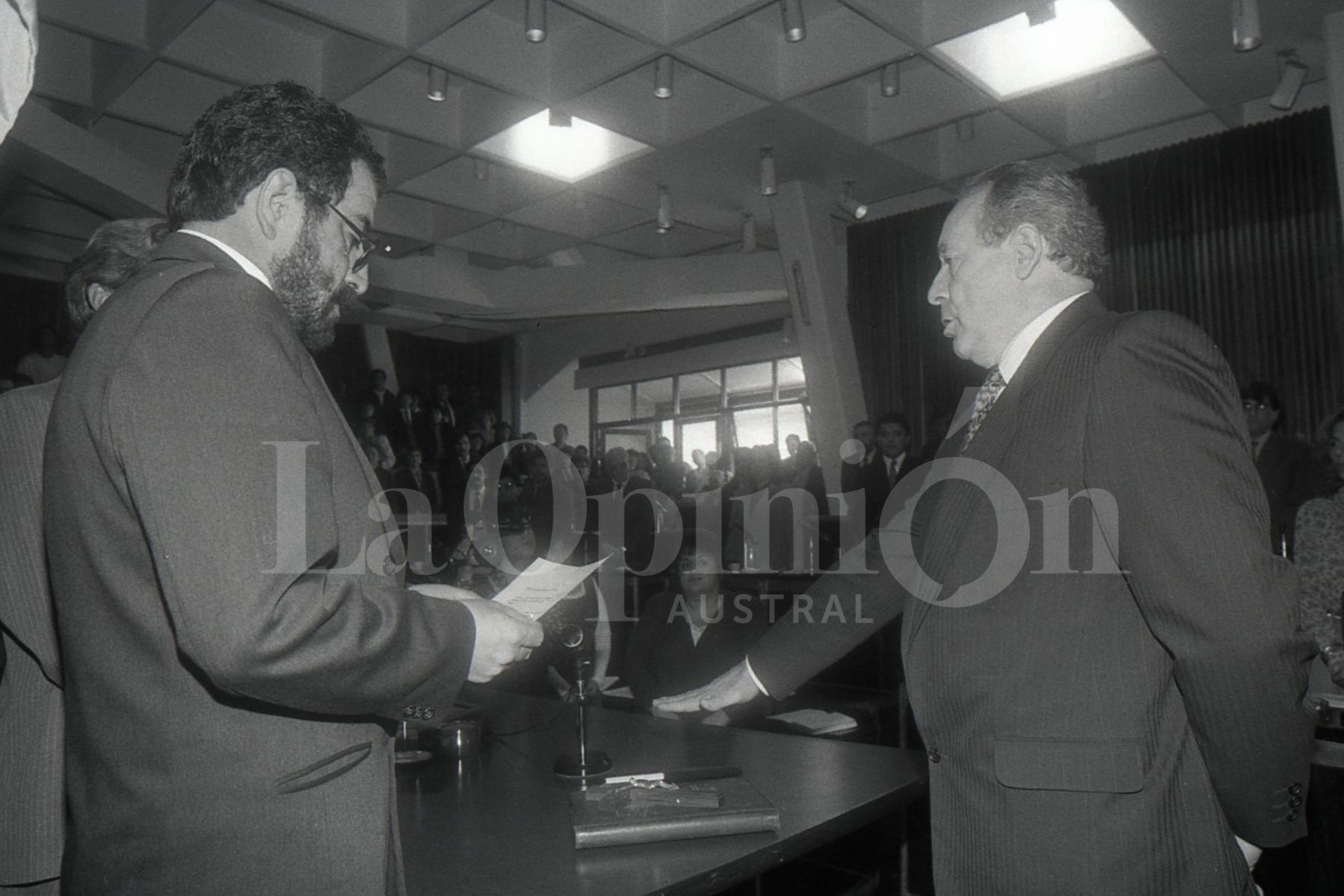  Roque Wilfredo Ocampo le toma juramento como diputado provincial a Fernando 