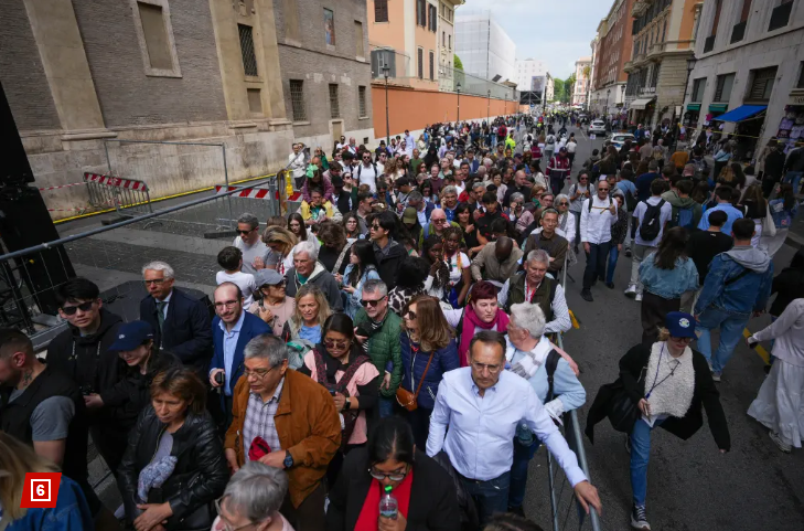 Indignación por selfies frente al féretro del Papa Francisco en el Vaticano: &#8220;De muy mal gusto&#8221;