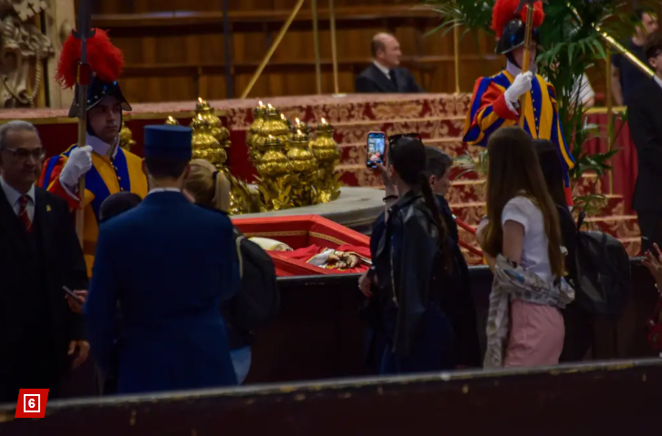 Indignación por selfies frente al féretro del Papa Francisco en el Vaticano: &#8220;De muy mal gusto&#8221;