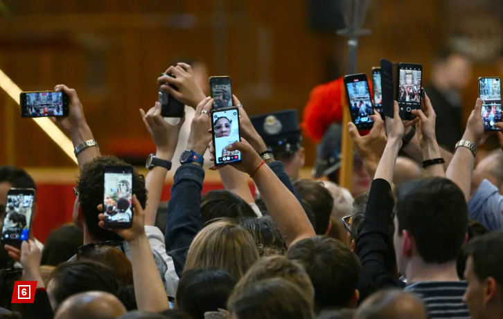 Indignación por selfies frente al féretro del Papa Francisco en el Vaticano: &#8220;De muy mal gusto&#8221;