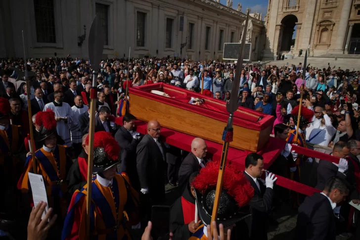 Funeral del Papa Francisco: último adiós con más de 250.000 personas en San Pedro y la Basílica de Santa María
