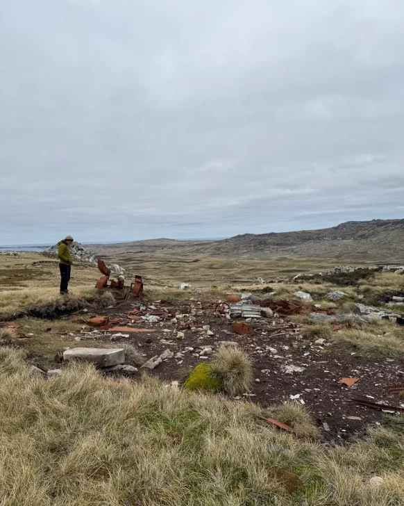 Hernán Drago viajó a las Islas Malvinas con veteranos de guerra y mostró los lugares neurálgicos del conflicto