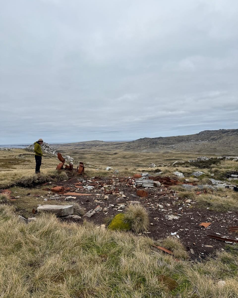 Hernán Drago viajó a las Islas Malvinas con veteranos de guerra y mostró los lugares neurálgicos del conflicto