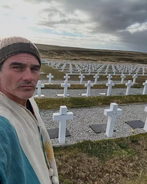 Hernán Drago viajó a las Islas Malvinas con veteranos de guerra y mostró los lugares neurálgicos del conflicto