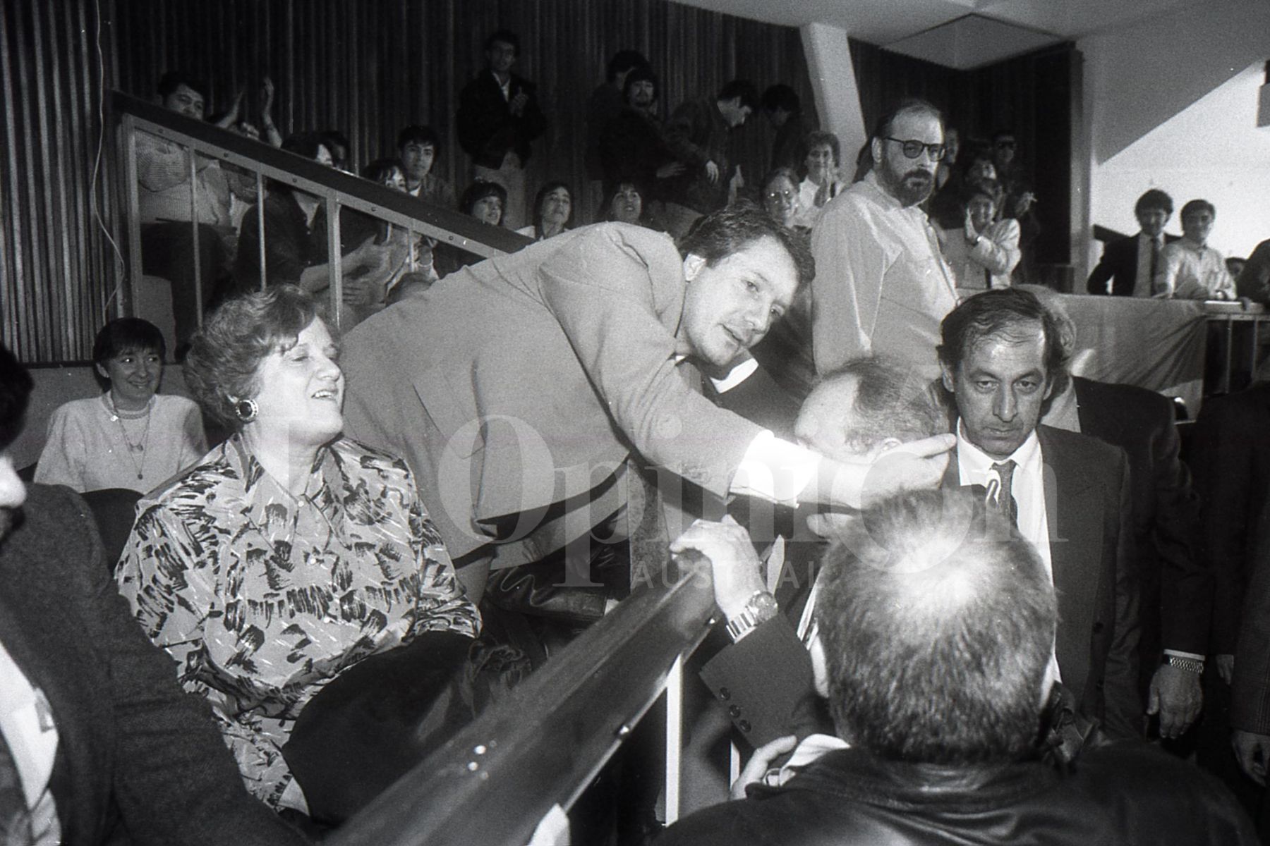  Horacio Huecke saluda a su padre, Fernando 