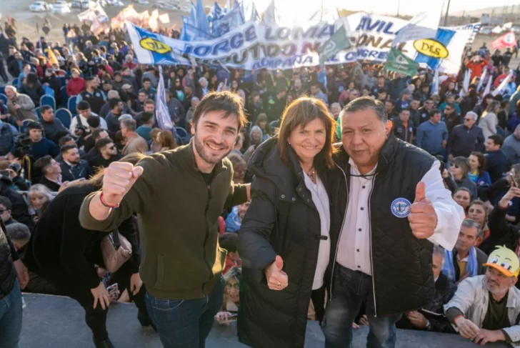 El gobernador Ignacio Torres sigue de cerca su recuperación. En la foto, Torres, Patricia Bullrich y Jorge Ávila durante un acto en Chubut en 2023. El gobernador Ignacio Torres sigue de cerca su recuperación. En la foto, Torres, Patricia Bullrich y Jorge Ávila durante un acto en Chubut en 2023.