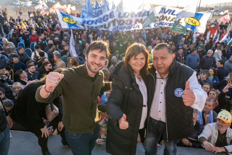  El gobernador Ignacio Torres sigue de cerca su recuperación. En la foto, Torres, Patricia Bullrich y Jorge Ávila durante un acto en Chubut en 2023.