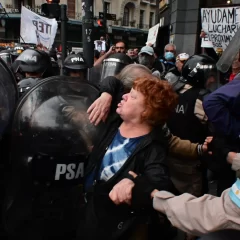 Nuevos incidentes en el Congreso: la policía reprimió a manifestantes en la marcha por los jubilados