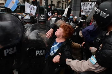 Nuevos incidentes en el Congreso: la policía reprimió a manifestantes en la marcha por los jubilados
