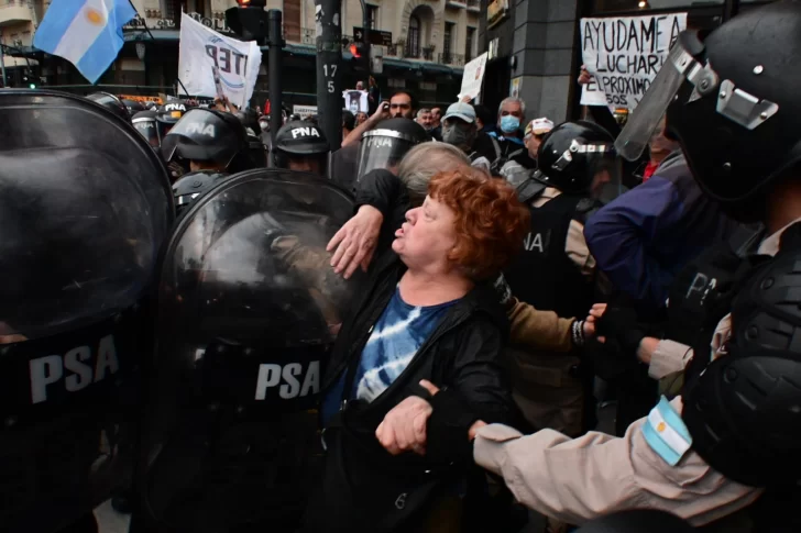 Nuevos incidentes en el Congreso: la policía reprimió a manifestantes en la marcha por los jubilados