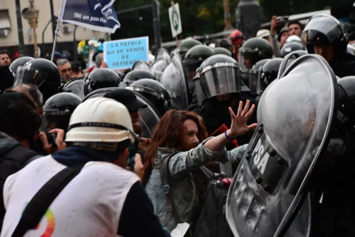 Nuevos incidentes en el Congreso: la policía reprimió a manifestantes en la marcha por los jubilados