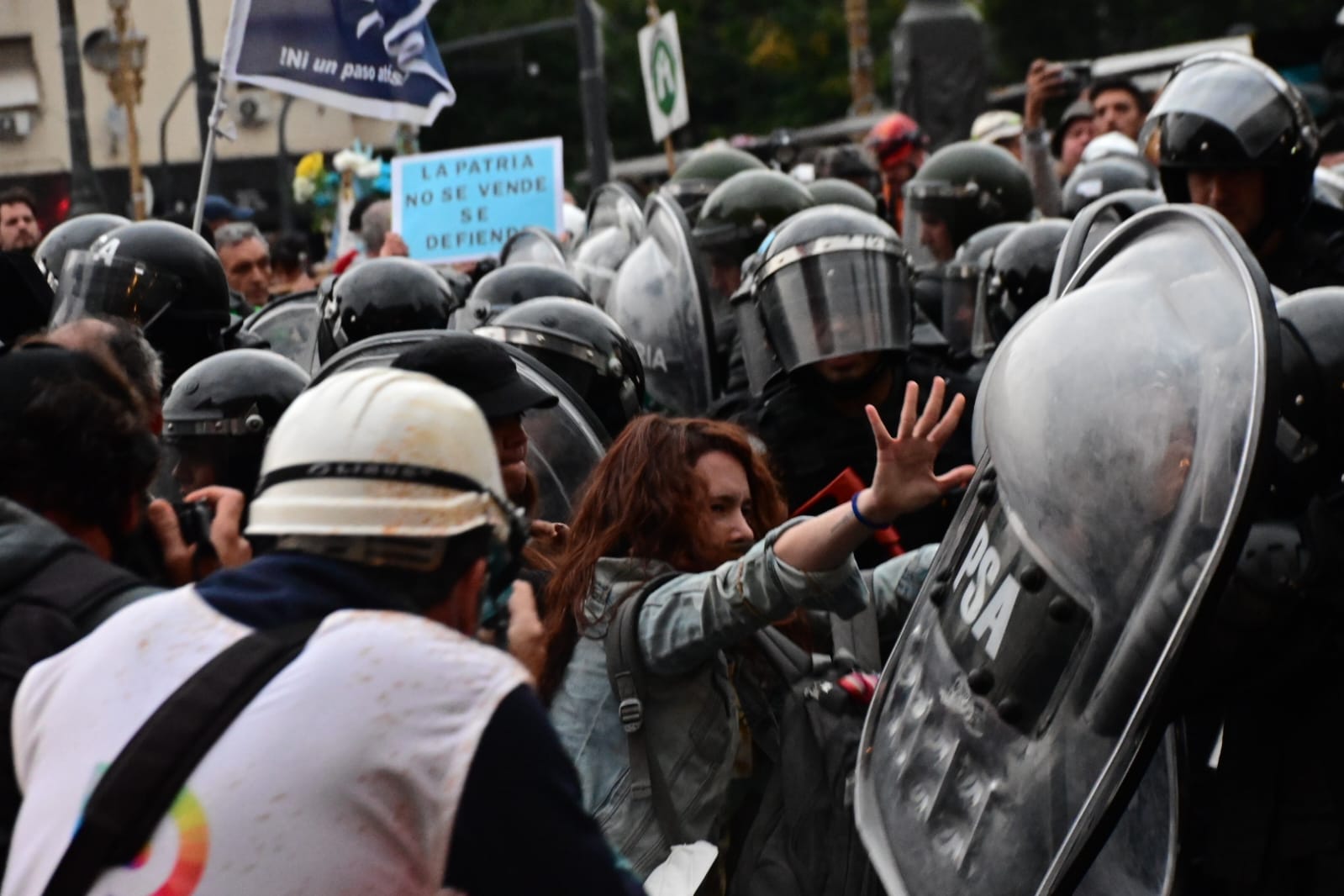 Nuevos incidentes en el Congreso: la policía reprimió a manifestantes en la marcha por los jubilados