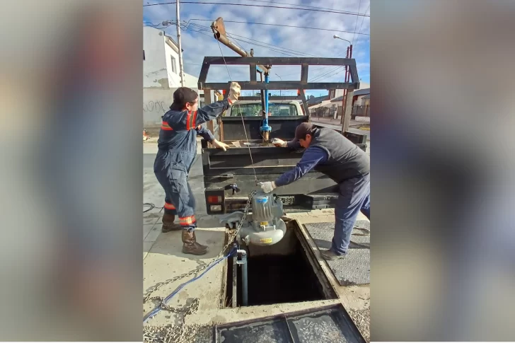 La municipalidad instaló una bomba impulsora para evitar inundaciones sobre calle Obispo Angelelli