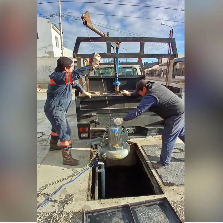 La municipalidad instaló una bomba impulsora para evitar inundaciones sobre calle Obispo Angelelli
