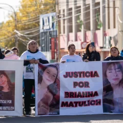 A una semana del comienzo del juicio, familiares de Brianna Matulich se manifestaron en el izamiento