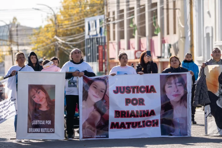 A una semana del comienzo del juicio, familiares de Brianna Matulich se manifestaron en el izamiento
