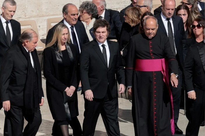 Tras los funerales del Papa Francisco, Milei emprendió el regreso a la Argentina