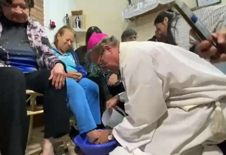 La Iglesia lavó los pies de jubilados: “Queremos reconocer su dignidad”