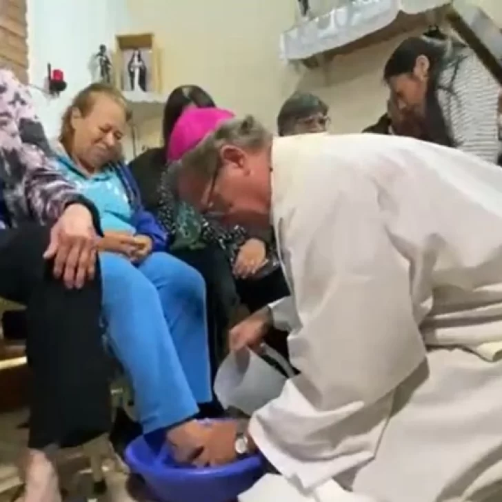 La Iglesia lavó los pies de jubilados: “Queremos reconocer su dignidad”