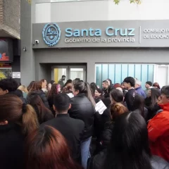 Protestaron padres y estudiantes por el traslado de la Escuela Industrial de Energía de la UTN al colegio Ladvocat
