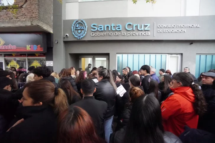 Protestaron padres y estudiantes por el traslado de la Escuela Industrial de Energía de la UTN al colegio Ladvocat