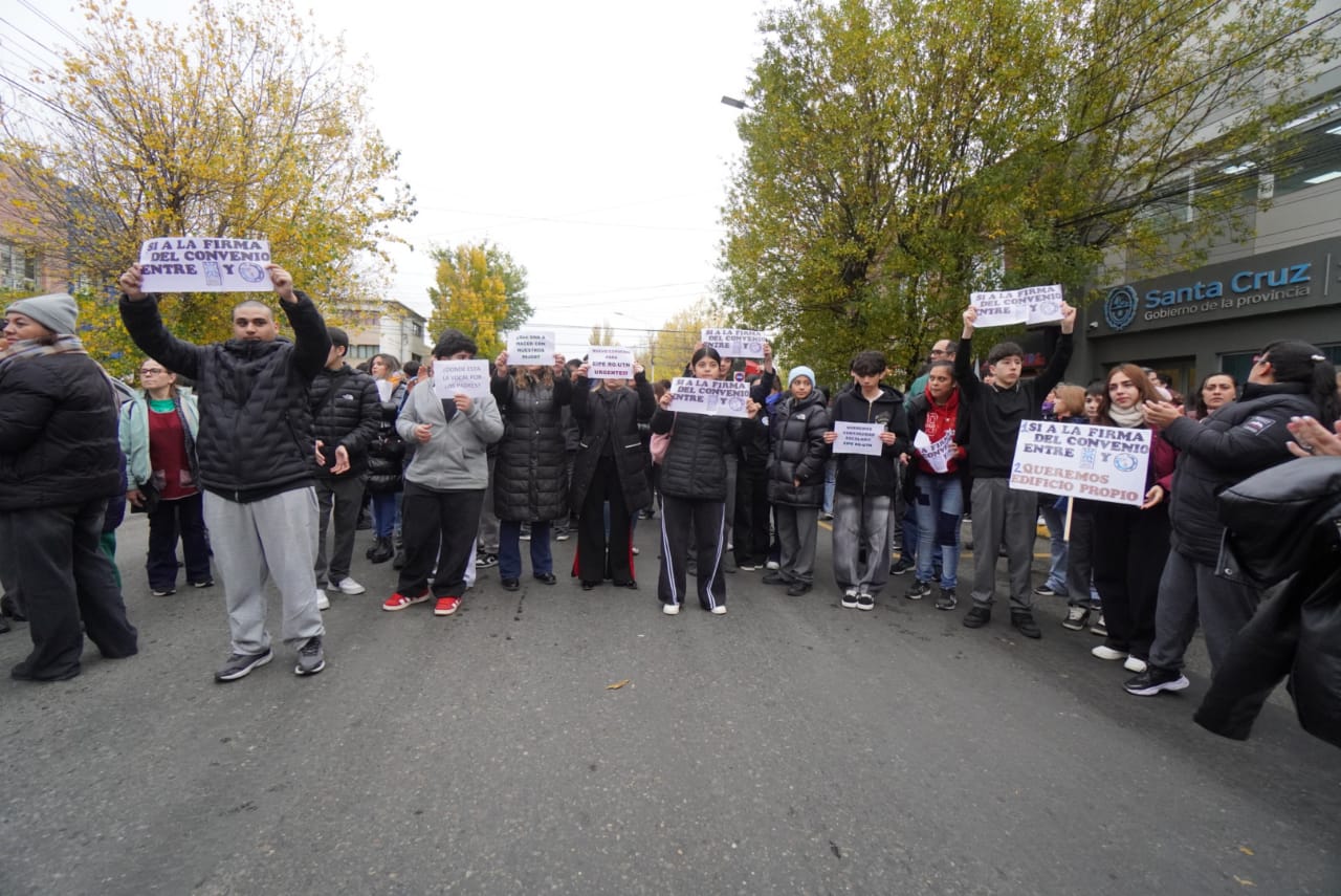  Corte total en calle Kirchner: Padres y estudiantes bloquearon el acceso al Consejo Provincial de Educación en rechazo al traslado del EIPE al colegio Ladvocat. FOTO: LEANDRO FRANCO / LA OPINIÓN AUSTRAL.