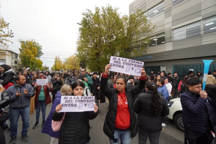  Carteles y banderas por la UTN: La comunidad educativa del EIPE exigió mantener el espacio en la sede de la Universidad Tecnológica Nacional. FOTO: LEANDRO FRANCO / LA OPINIÓN AUSTRAL.