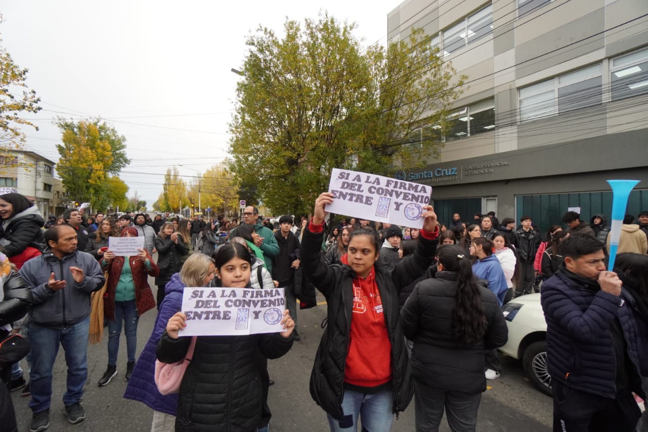  Carteles y banderas por la UTN: La comunidad educativa del EIPE exigió mantener el espacio en la sede de la Universidad Tecnológica Nacional. FOTO: LEANDRO FRANCO / LA OPINIÓN AUSTRAL.