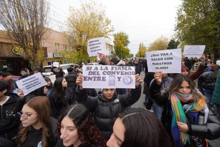  Unidad en la calle: Familias enteras se movilizaron en defensa de la educación técnica y las prácticas profesionalizantes. FOTO: LEANDRO FRANCO / LA OPINIÓN AUSTRAL.