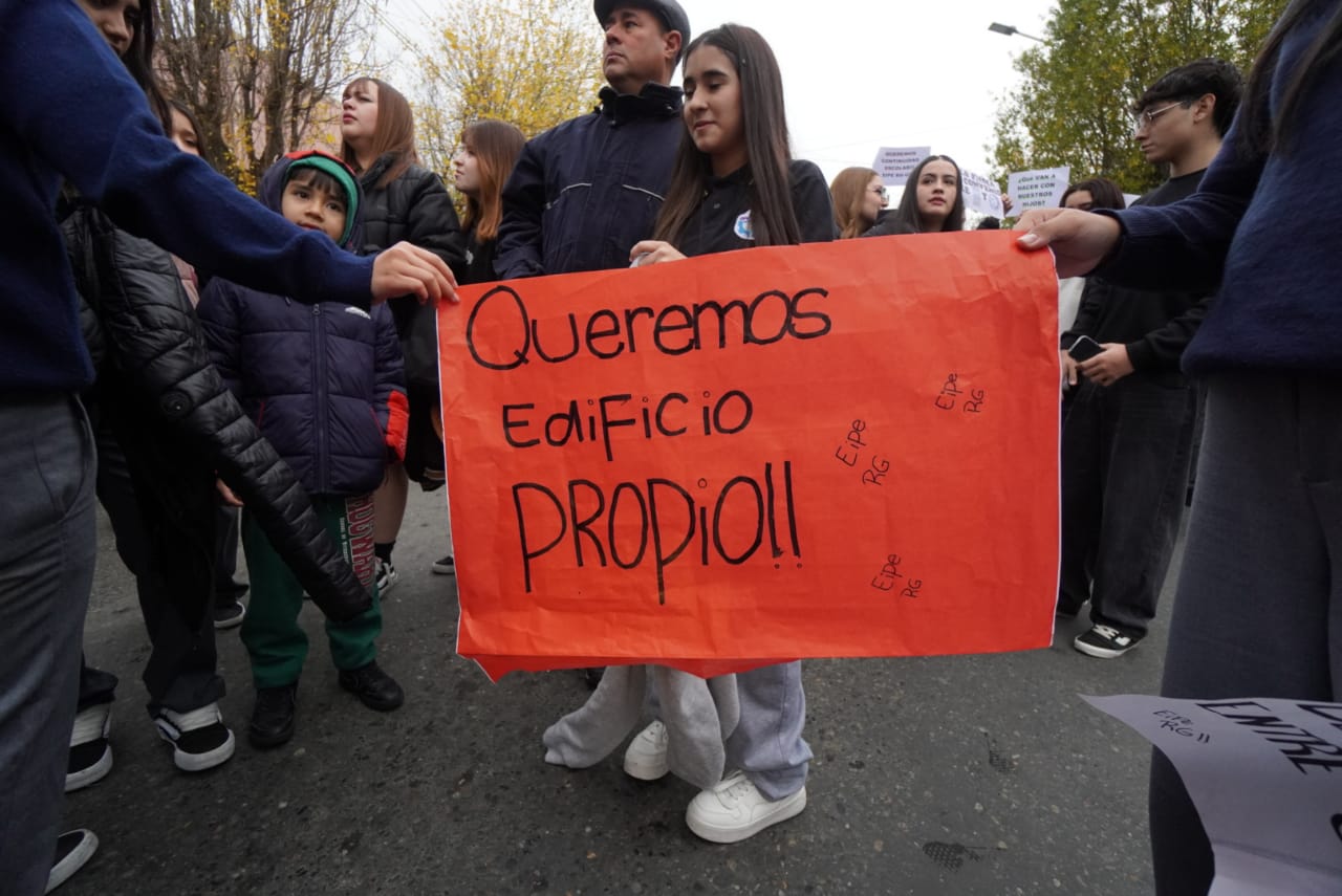  Reclamo sin respuesta: Ante la falta de comunicación oficial, los manifestantes exigieron explicaciones al CPE y una solución urgente. FOTO: LEANDRO FRANCO / LA OPINIÓN AUSTRAL.