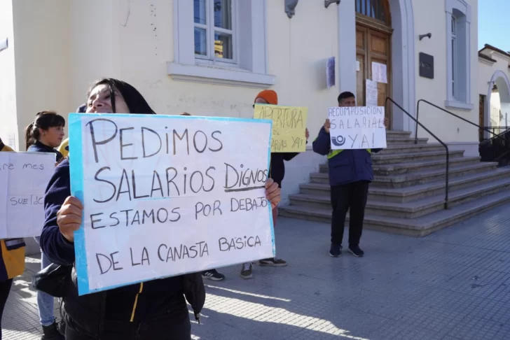  Marcha de docentes y trabajadores del correo el día del paro general del 10 de abril 2025 en Río Gallegos. FOTO: LEANDRO FRANCO / LA OPINIÓN AUSTRAL.
