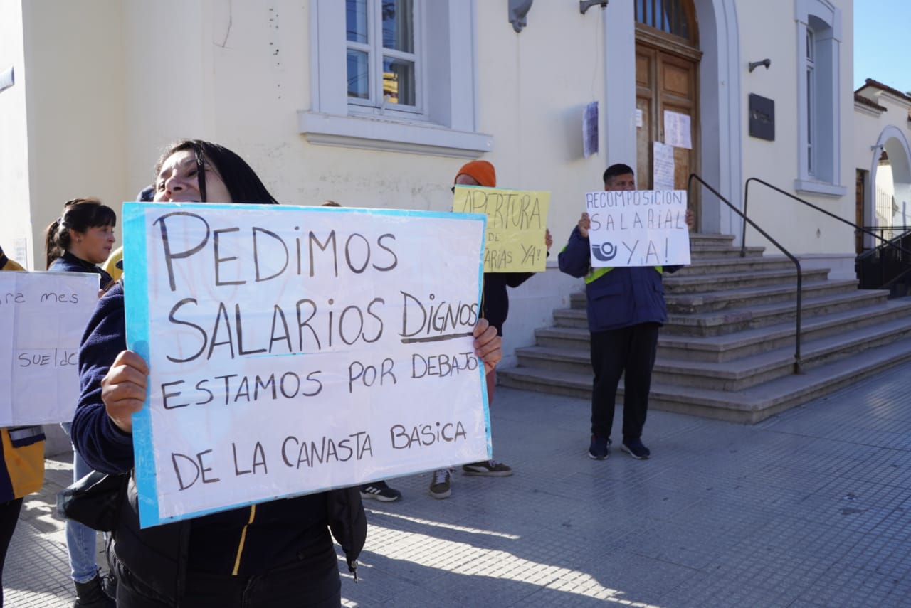  Marcha de docentes y trabajadores del correo el día del paro general del 10 de abril 2025 en Río Gallegos. FOTO: LEANDRO FRANCO / LA OPINIÓN AUSTRAL.